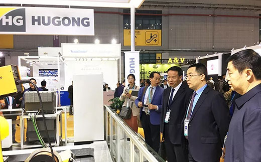 河南省鹤壁市市长莅临沪工意大利CEA展位 河南省鹤壁市市长莅临沪工意大利CEA展位