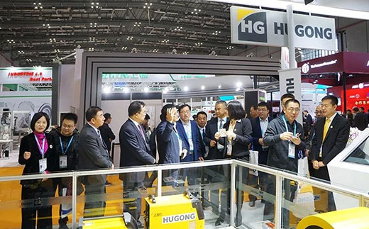 甘肃省天水市常务副市长莅临沪工意大利CEA展位 甘肃省天水市常务副市长莅临沪工意大利CEA展位